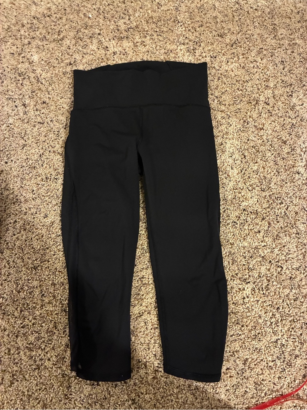 Lululemon Black High-Waist Cropped Leggings w small mesh cutouts compression 6